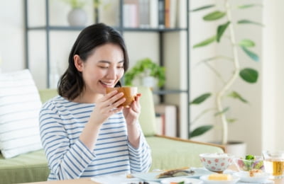 食事をする女性